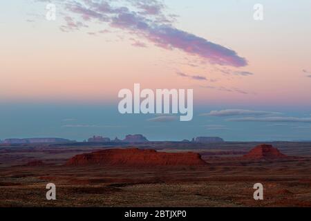 UT00686-00...UTAH - Vista all'alba delle vette e dei buttes della Monument Valley dalla Valle degli dei. Foto Stock