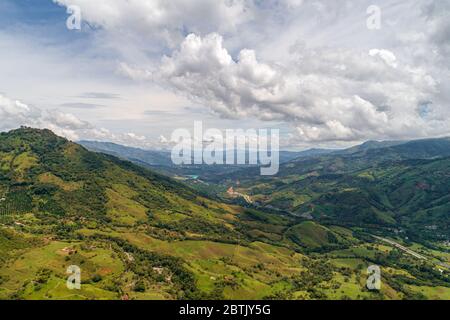 Vista aerea dei bellissimi paesaggi delle montagne colombiane che mostrano la sua maestosità e l'incredibile tavolozza di colori Foto Stock