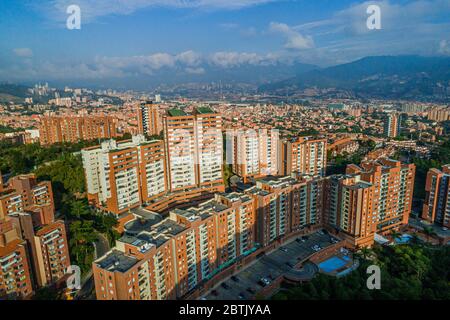 Vista aerea di una città molto popolata, quasi tutti gli edifici sono fatti di argilla e mattoni Foto Stock