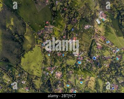 Vista aerea dei bellissimi paesaggi delle montagne colombiane che mostrano la sua maestosità e l'incredibile tavolozza di colori Foto Stock