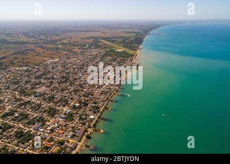 Vista aerea delle spiagge paradisiache dei Caraibi colombiani, con acque verdi e blu smeraldo e onde del pacifico che arrivano sulla riva Foto Stock