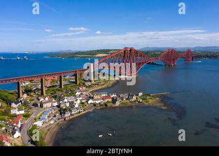 Vista aerea del Forth Bridge che attraversa il fiume Forth e il villaggio di North Queensferry, Fife, Scozia, Regno Unito Foto Stock