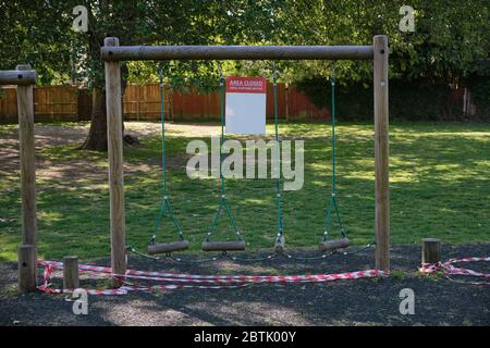 Area chiusa al parco giochi/parco per bambini a causa di Coronavirus o Covid-19. Foto Stock