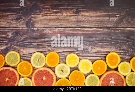 Agrumi a fette sulla tavola Foto Stock