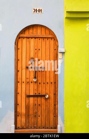 Porta di legno nel quartiere della città vecchia murata, Cartagena City, Bolivar state, Colombia, America Centrale Foto Stock