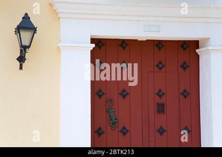 Porta in Plaza Fernandez De Madrid, nel quartiere della città vecchia di mura, nella città di Cartagena, nello stato di Bolivar, in Colombia, in America Centrale Foto Stock