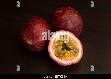 Frutto della passione su sfondo scuro Foto Stock