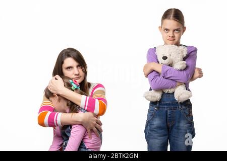 I bambini litigarono su un giocattolo, le mamme di una delle ragazze Foto Stock
