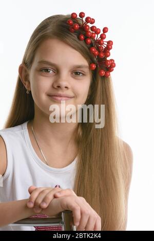 Ritratto di una ragazza di aspetto slavo con un mazzo di bacche nei suoi capelli da vicino Foto Stock