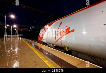 Treni vergini Preston classe 390 treno pendolino 390128 con il logo vergine chiaramente visibile Foto Stock