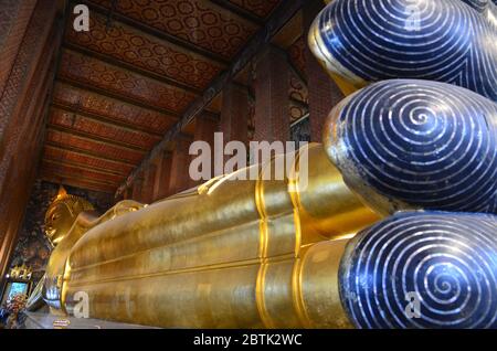 Corpo gigante del buddha reclinato a Wat Pho a Bangkok Foto Stock