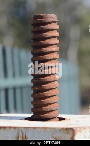 Bullone di ancoraggio grande arrugginito Foto Stock