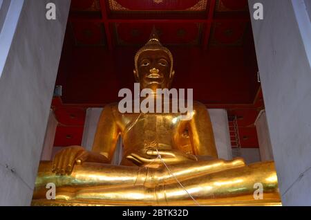 Enorme statua dorata del Buddha a Wihaan Phra Mongkhon Bophit ad Ayutthaya Foto Stock