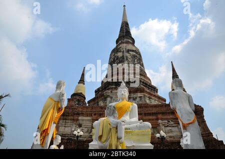 Chedi impressionante circondato con statue di buddha a Wat Yai Chai Mongkhon in Ayutthaya Foto Stock