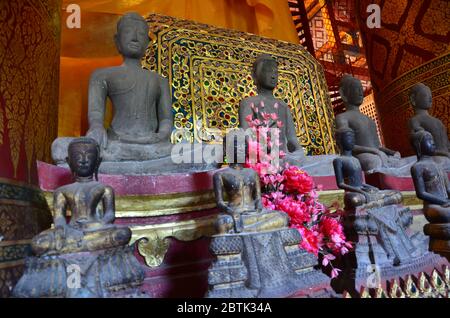 Statue dorate dipinte di buddha seduto al Wat Phanan Choeng di Ayutthaya Foto Stock