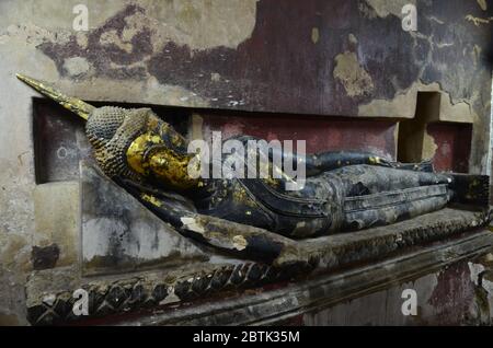 Preziosa statua del buddha reclinato a Wat Phutthai Sawan in Ayutthaya Foto Stock