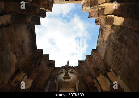 Enorme statua del Buddha seduta nel tempio di Wat si Chum nel Parco storico di Sukothai Foto Stock