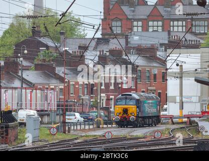 Linea diretta servizi locomotiva classe 57 stabed a Preston sulla linea principale della costa occidentale a noleggio come la Virgin Trains thunderbird standby locomotiva Foto Stock