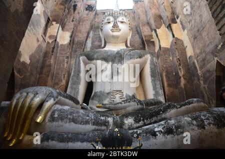 Ritratto del gigante Buddha seduto a Wat si Chum nel Parco storico di Sukhothai Foto Stock