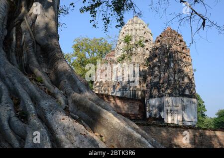 Antico tempio indù Wat si Sawai a Sukhothai Foto Stock