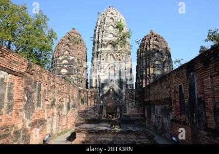 I tre splendidi prangs di Wat si Sawai, situati nel parco storico di Sukhothai Foto Stock