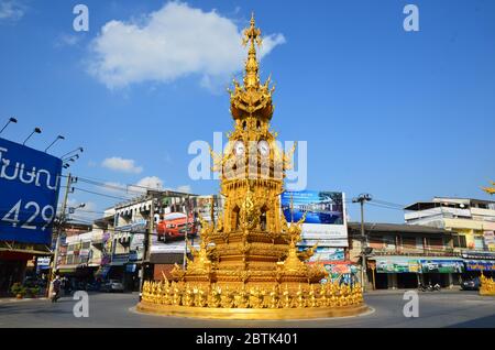 Torre dell'orologio d'oro su un'isola trafficata a Chiang Rai, Thailandia Foto Stock