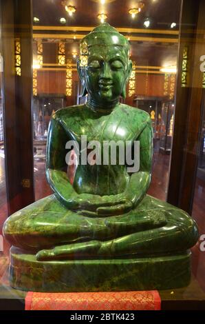 Replica del buddha smeraldo, esposto nel museo di Wat Phra Kaew a Chiang Rai Foto Stock