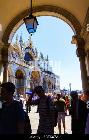 L'arco della Torre dell'Orologio sul lato nord di Piazza San Marco all'ingresso della via Merceria-shopping, giugno 2016 Foto Stock