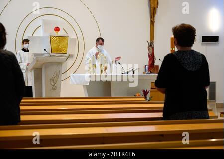 Bratislava, Slovacchia. 2020/5/11. Santa messa celebrata durante la pandemia del COVID-19. Le misure includono l'uso di maschere facciali e la distanza. Foto Stock