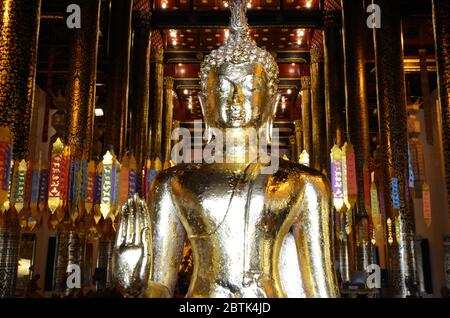 Ritratto di un buddha dorato nella sala di preghiera di Wat Chedi Luang a Chiang mai Foto Stock