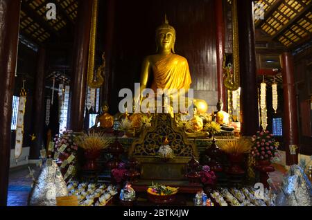 Buddha seduto a Wat Phan Tao a Chiang mai Foto Stock