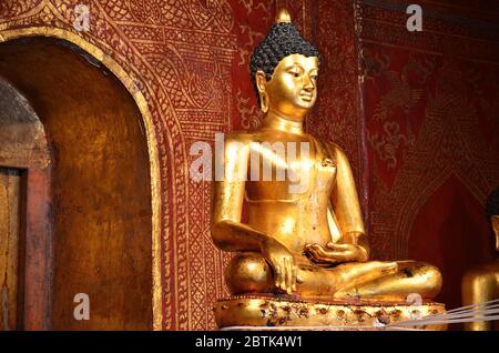 Phra Buddha Sihing statua a Wat Phra Singh a Chiang mai Foto Stock