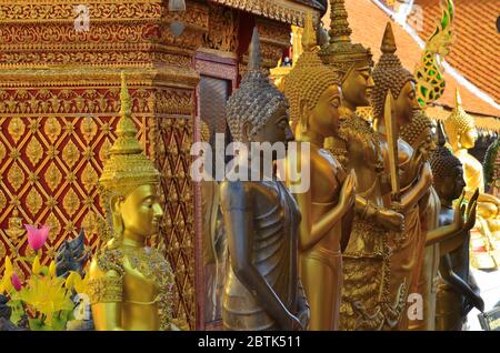 Statue di Buddha a Wat Phra che Doi Suthep a Chiang mai, probabilmente il tempio più bello di Thaliand Foto Stock