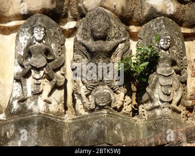 Splendide sculture presso l'antico tempio indù Wat si Sawai nel parco storico di Sukhothai Foto Stock