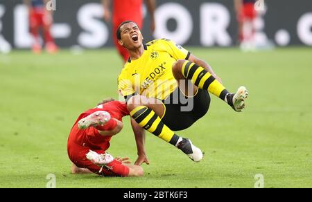 Dortmund, Germania, 26 maggio 2020 Foul contro Manuel AKANJI , BVB 16 nella partita di calcio BORUSSIA DORTMUND - FC BAYERN MUENCHEN in 1. Bundesliga 2019/2020, giorno di festa 28. © Peter Schatz / Alamy Live News / Pool via Jürgen Fromme / firosportfito - LE NORMATIVE DFL VIETANO QUALSIASI USO DI FOTOGRAFIE come SEQUENZE DI IMMAGINI e/o QUASI-VIDEO - News-Agenzie nazionali e internazionali FUORI uso editoriale Foto Stock