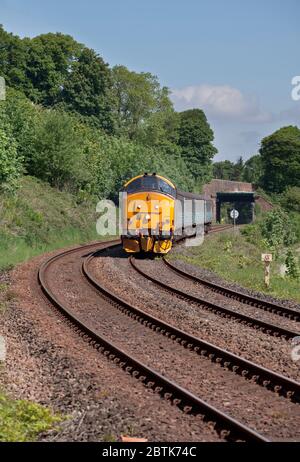 Locomotiva 37 DRS Classe 37401 sulla linea ferroviaria della costa Cumbria con treno passeggeri Northern Rail Foto Stock