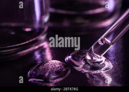 Primo piano su una pipetta che immergi il liquido da una superficie Foto Stock