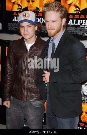 Emile Hirsch e ben Foster alla prima mondiale di 'Alpha Dog' tenuta presso i cinema ARCLIGHT di Hollywood, California. L'evento si è svolto mercoledì 3 gennaio 2007. Photo by: SBM / PictureLux - file Reference N. 34006-345SBMPLX Foto Stock