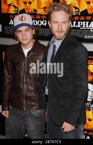 Emile Hirsch e ben Foster alla prima mondiale di 'Alpha Dog' tenuta presso i cinema ARCLIGHT di Hollywood, California. L'evento si è svolto mercoledì 3 gennaio 2007. Photo by: SBM / PictureLux - file Reference N. 34006-346SBMPLX Foto Stock