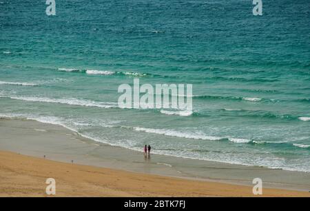 Due persone che si addlonano nel surf Killalea Beach Shellharbour NSW Australia Foto Stock