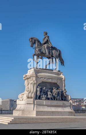 Statua equestre in bronzo del conte Gyula Andrassy su pietra calcarea di fronte al Parlamento ungherese a Budapest Foto Stock