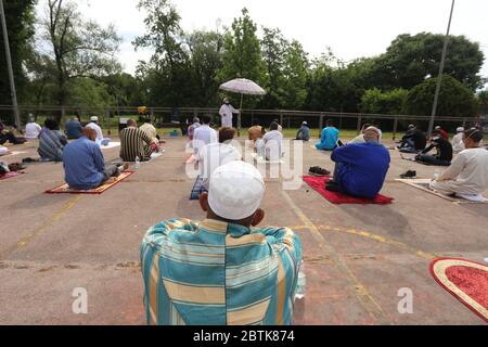 Cassino, Italia - 24 maggio 2020: ID-al-Fitr, i musulmani pregano spaziati il giorno di fine Ramadan Foto Stock