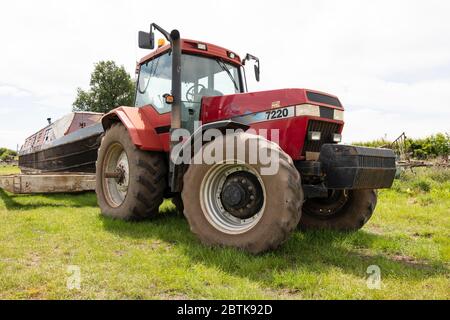 Trattore agricolo grande rosso Foto Stock