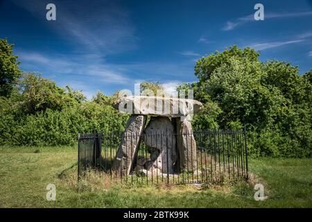 Kit Coty Neolitico chambered lungo Barrow, uno dei megaliti Medway, vicino Aylesford, Kent, Regno Unito Foto Stock