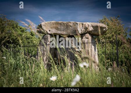 Kit Coty Neolitico chambered lungo Barrow, uno dei megaliti Medway, vicino Aylesford, Kent, Regno Unito Foto Stock