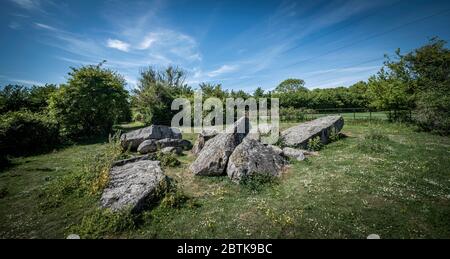 Little Kit's Coty, conosciuto anche come The Ecountless Stones, barile lungo smussato neolitico, uno dei megaliti Medway, vicino Aylesford, Kent, Regno Unito Foto Stock