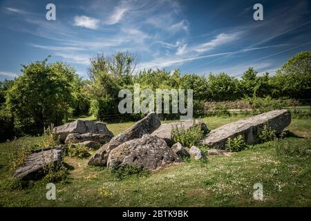 Little Kit's Coty, conosciuto anche come The Ecountless Stones, barile lungo smussato neolitico, uno dei megaliti Medway, vicino Aylesford, Kent, Regno Unito Foto Stock