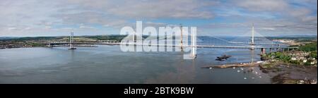 03/06/2016 North Queensferry, il Forth Bridge (Fife) vista dalla cima del molo nord che mostra la costruzione del Queensferry attraversamento Foto Stock
