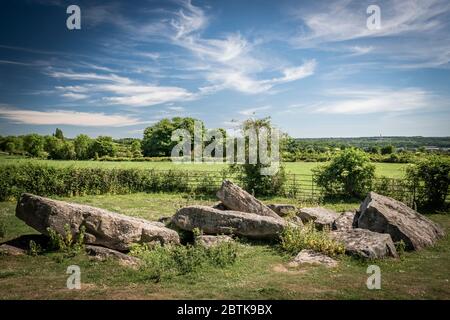 Little Kit's Coty, conosciuto anche come The Ecountless Stones, barile lungo smussato neolitico, uno dei megaliti Medway, vicino Aylesford, Kent, Regno Unito Foto Stock