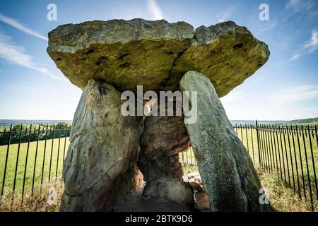 Kit Coty Neolitico chambered lungo Barrow, uno dei megaliti Medway, vicino Aylesford, Kent, Regno Unito Foto Stock